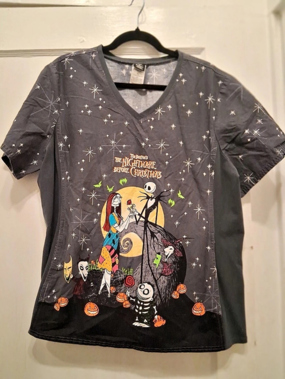 Disney Tim Burtons The Nightmare Before Christmas Graphic V-Neck Scrub Top Sz XL